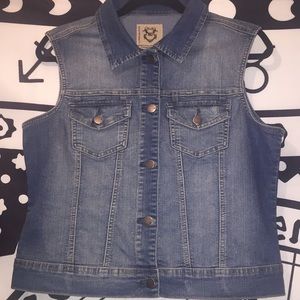 Sleeveless Jean Jacket!! Super cute!!💙